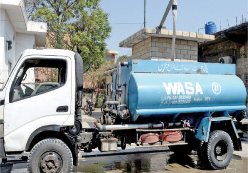 Multan school suffers 12 days of sewage overflow, causing distress for students and staff