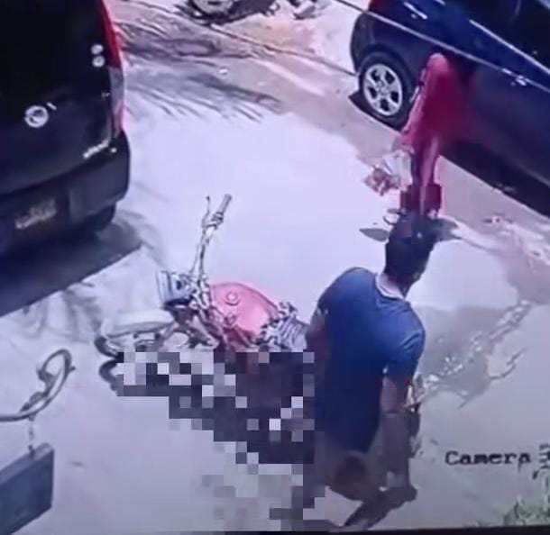 Man strips and attacks women in broad daylight in Karachi