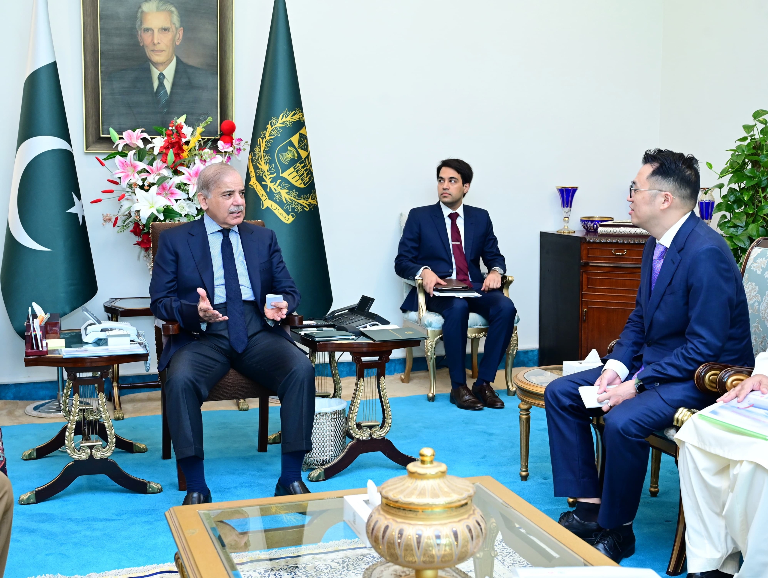 PM Shehbaz Sharif meets with Huawei Pakistan CEO to discuss IT training and smart city initiatives