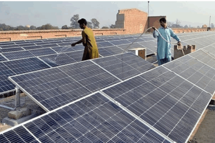 Rooftop solar panels in Pakistan reflecting solar policy debate